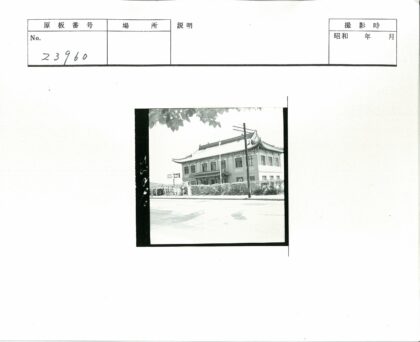 传统建筑与街景人像.jpg