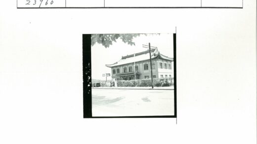 传统建筑与街景人像.jpg