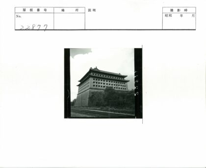 传统建筑与铁轨景观.jpg
