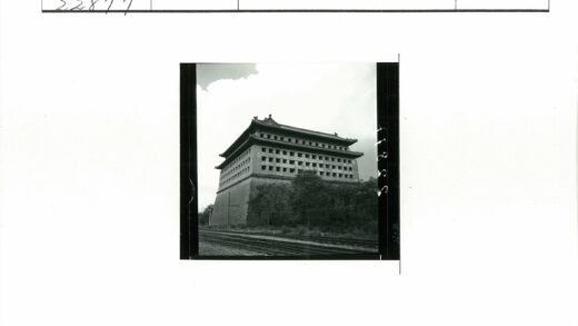 传统建筑与铁轨景观.jpg