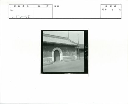 传统建筑与阳光街景.jpg