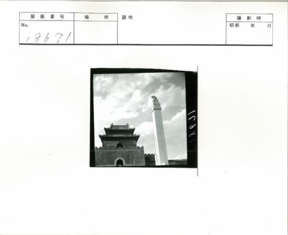 传统建筑与雕像柱云天下.jpg