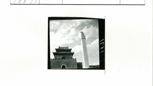 传统建筑与雕像柱云天下.jpg