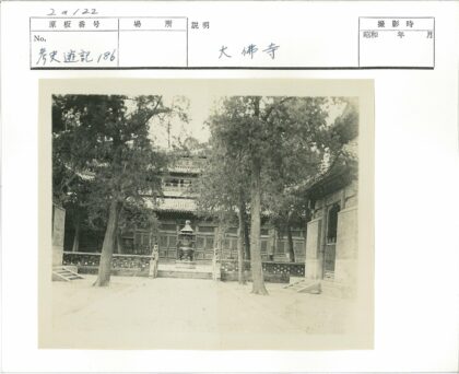 传统建筑与香炉景观.jpg