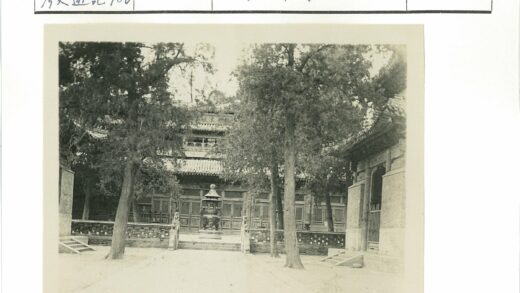 传统建筑与香炉景观.jpg