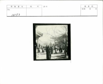 传统建筑与鹅卵石小路.jpg