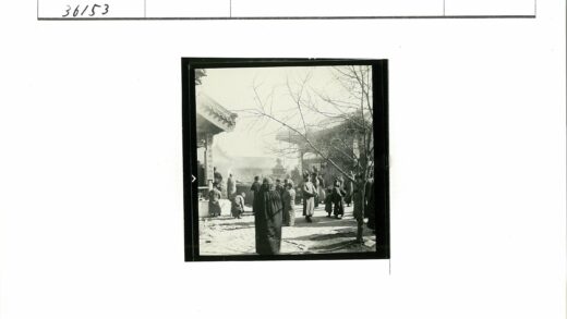 传统建筑与鹅卵石小路.jpg