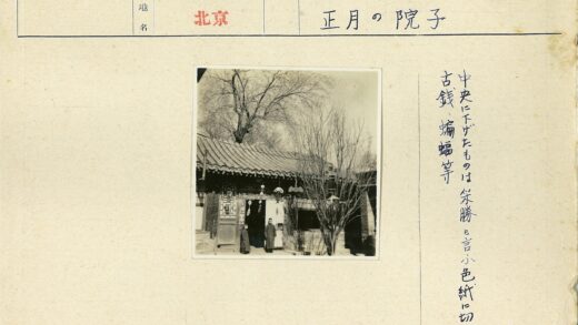 传统建筑入口与冬日景观.jpg