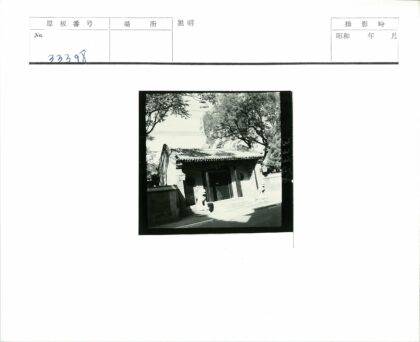 传统建筑入口与石像景观.jpg
