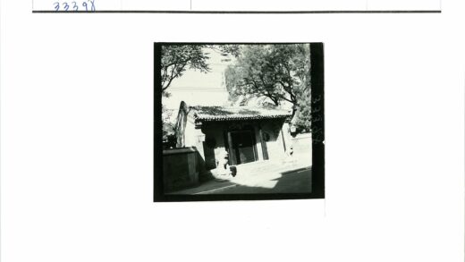 传统建筑入口与石像景观.jpg