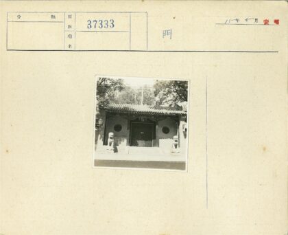 传统建筑入口与石狮子景观.jpg