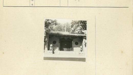 传统建筑入口与石狮子景观.jpg