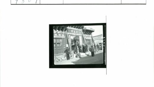 传统建筑入口与自行车.jpg