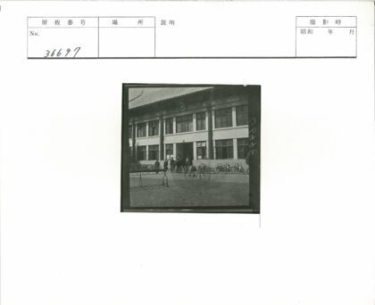 传统建筑入口与自行车场景.jpg