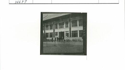 传统建筑入口与自行车场景.jpg