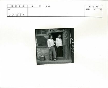 传统建筑入口与金属桶.jpg