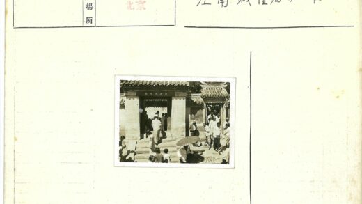 传统建筑入口人群与伞.jpg