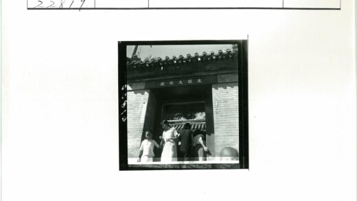 传统建筑入口人群聚集.jpg