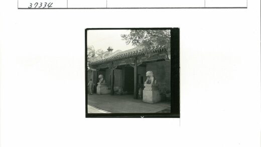 传统建筑入口景观与石狮子雕像.jpg