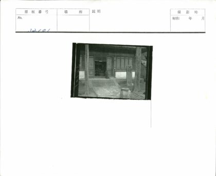 传统建筑入口木窗与石碑.jpg