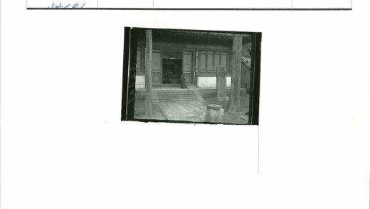 传统建筑入口木窗与石碑.jpg