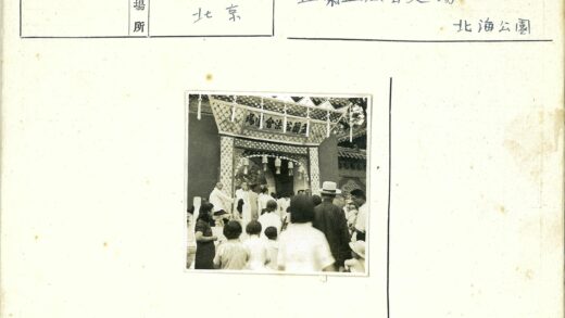 传统建筑入口灯笼装饰.jpg