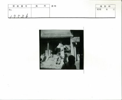 传统建筑入口狮子雕像与台阶.jpg