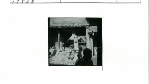 传统建筑入口狮子雕像与台阶.jpg