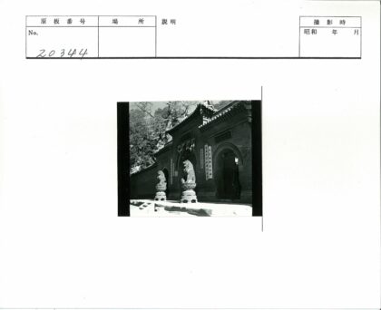 传统建筑入口狮子雕像景观.jpg