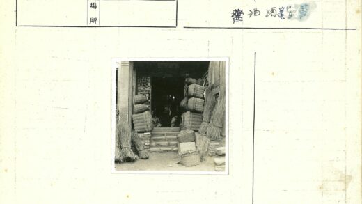 传统建筑入口的篮子和稻草堆.jpg