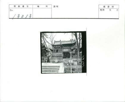 传统建筑入口盔甲雕像瓦顶细节.jpg
