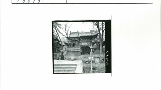 传统建筑入口盔甲雕像瓦顶细节.jpg