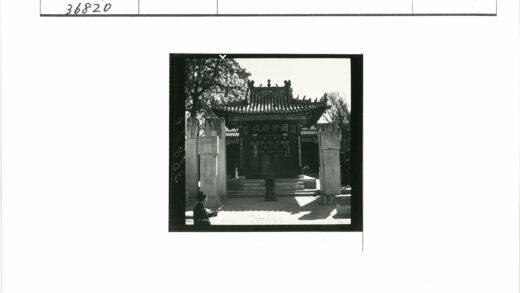 传统建筑入口雕刻与自然景观.jpg