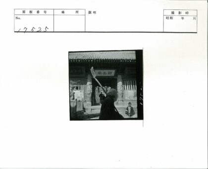 传统建筑入口雕刻柱子的女人与孩子.jpg