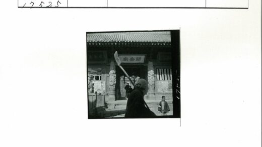 传统建筑入口雕刻柱子的女人与孩子.jpg