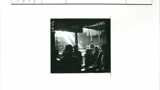 传统建筑内戏曲表演场景.jpg