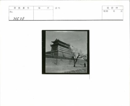 传统建筑冬日行人土路.jpg