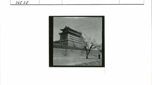 传统建筑冬日行人土路.jpg