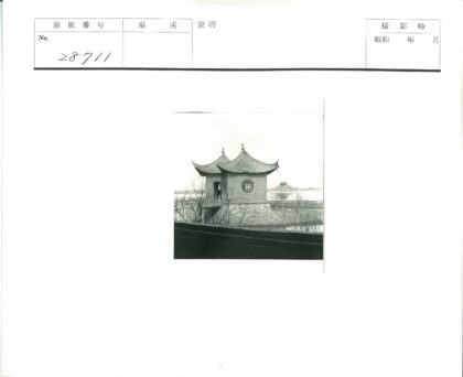 传统建筑冬景石墙秃树.jpg