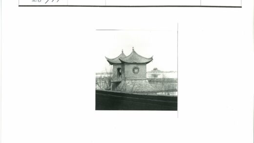 传统建筑冬景石墙秃树.jpg
