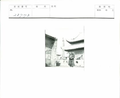 传统建筑冬装人物与雕刻细节.jpg
