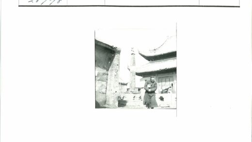 传统建筑冬装人物与雕刻细节.jpg
