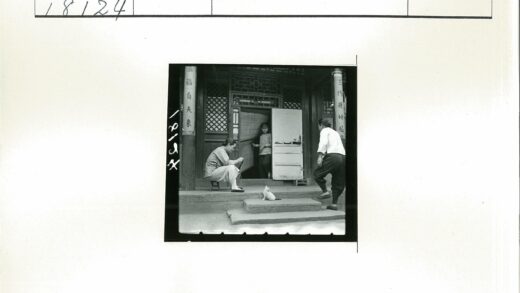 传统建筑前三人一猫.jpg