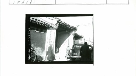 传统建筑前三人与车.jpg