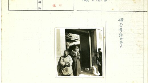 传统建筑前三人互动场景.jpg