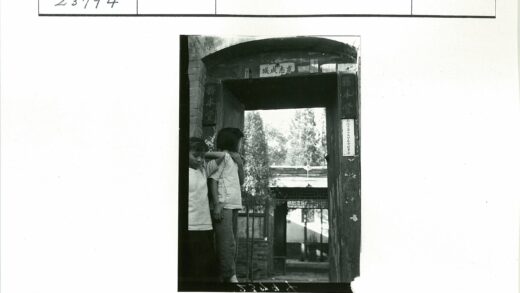 传统建筑前两个孩子合影.jpg
