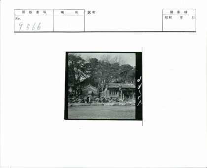 传统建筑前两人与自然景观.jpg