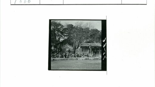 传统建筑前两人与自然景观.jpg