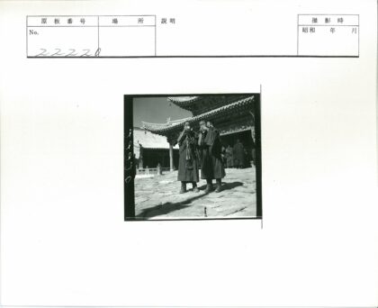 传统建筑前两人合影.jpg