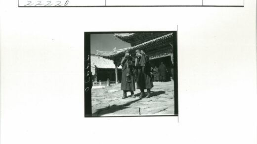 传统建筑前两人合影.jpg